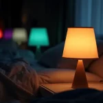 Rüyada abajur görmek: Gece odasında farklı renklerde parlayan abajurların huzurlu ve rüya benzeri görüntüsü.