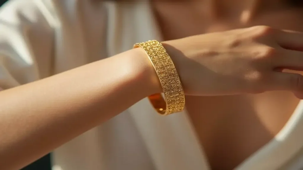 Rüyada altın bilezik görmek sosyal statü ve güven duygusunu temsil eder.