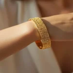 Rüyada altın bilezik görmek sosyal statü ve güven duygusunu temsil eder.