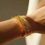 Rüyada altın bilezik taktığını görmek; başarı, bağlılık ve içsel değerin simgesidir.