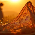 Rüyada annenin hamile olduğunu görmek görseli altın işlemeli semboller.