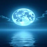Rüyada ay görmek yorumu: Dolunayın sakin bir deniz üzerinde yükselmesi, iç huzurun ve zirve başarının sembolü olabilir.