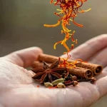 Rüyada baharat görmek, avucunuza düşen renkli tohumlar gibidir; hangisini ekerseniz, hayatınızda o lezzet filizlenir. Karabiberin keskinliği, tarçının sıcaklığı veya safranın değeri, rüyanızın gizli mesajını taşır.