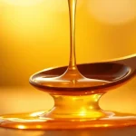 Rüyada kaşıkla bal yemek, zahmetsiz ve beklenmedik bir kazanç veya miras anlamına gelebilir. Altın rengi bal, helal rızkı ve hayatın tatlı sürprizlerini simgeler.