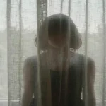 Rüyada çıplak görmek ve bir örtünün ardındaki insan silüeti sembolü.