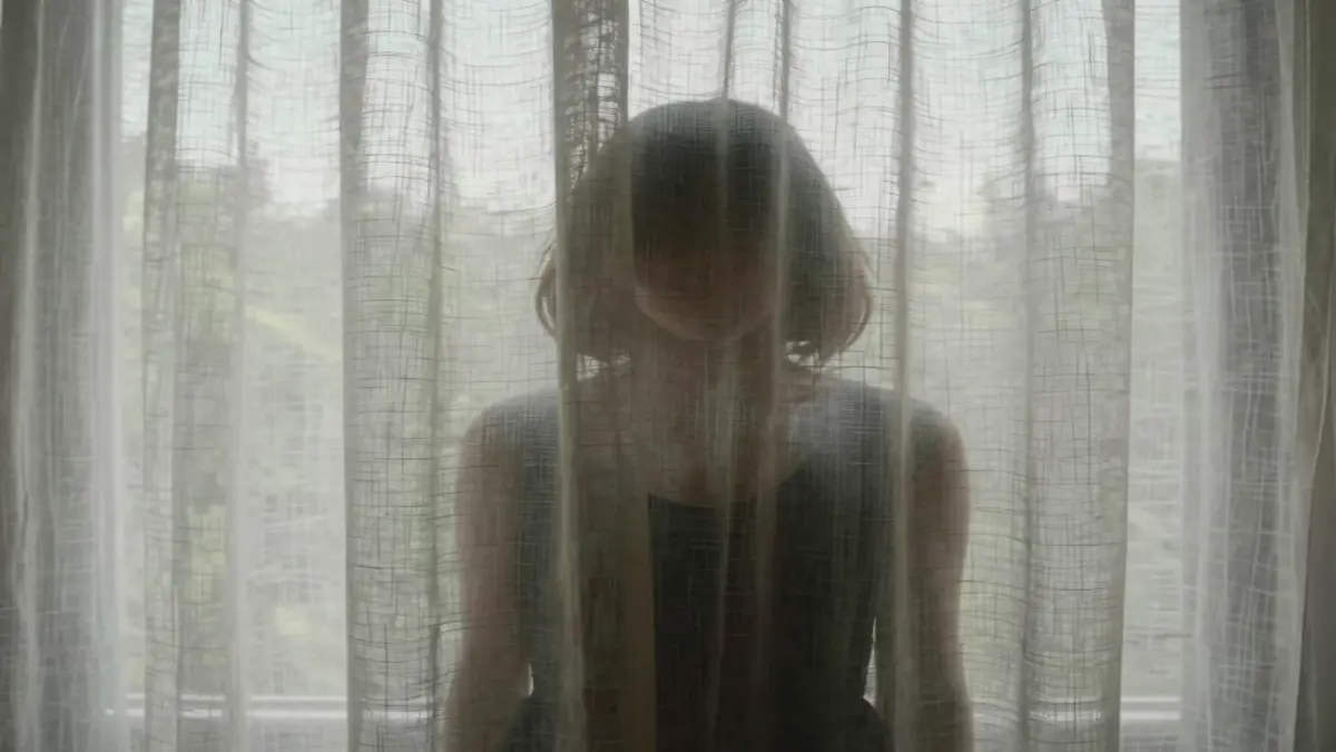 Rüyada çıplak görmek ve bir örtünün ardındaki insan silüeti sembolü.