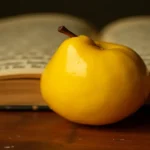 Rüyada görülen olgun sarı ayva, maddi ve manevi olgunluğa, kazanca ve şifaya işaret eder.